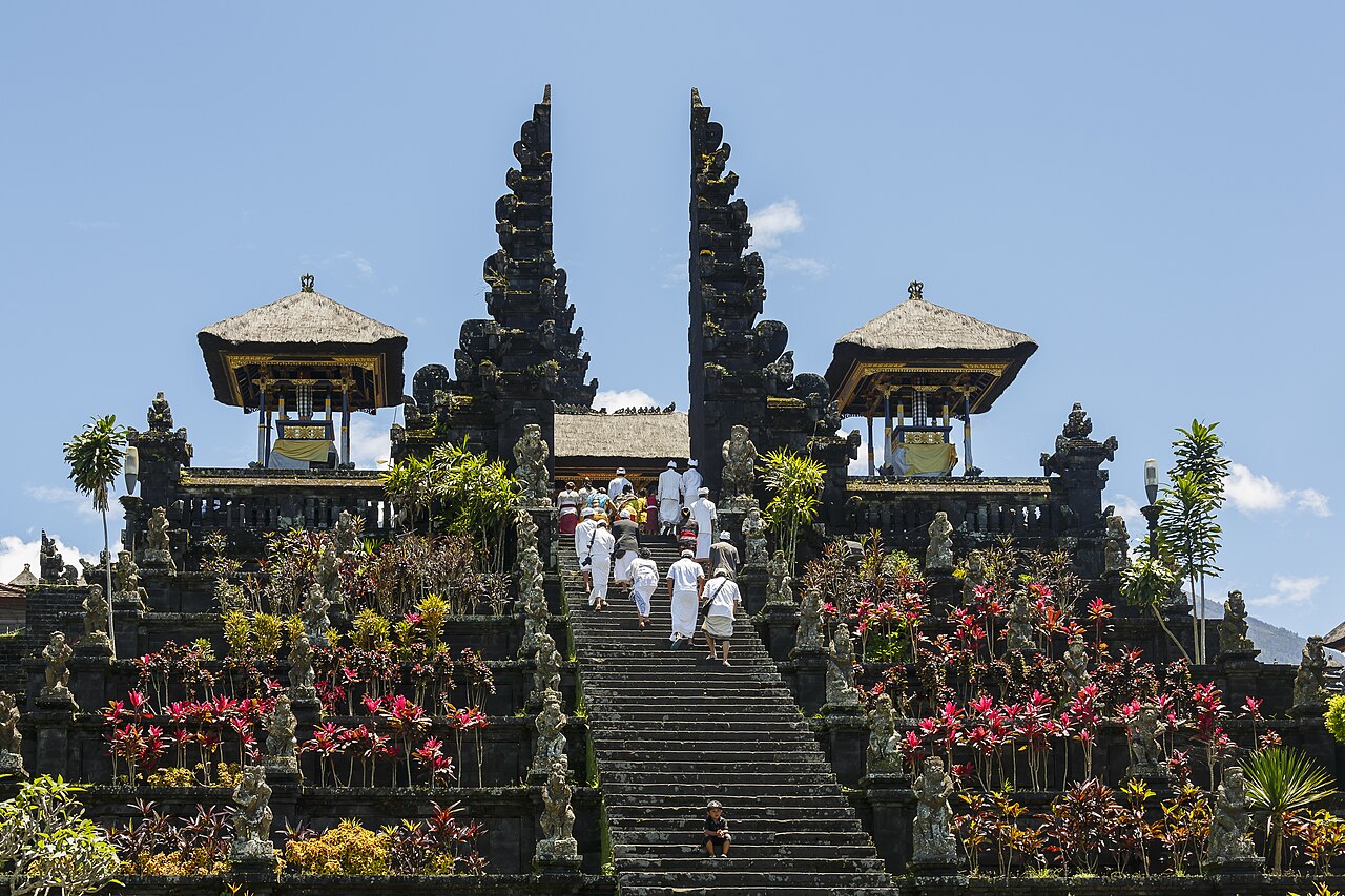 Бесаких сүм